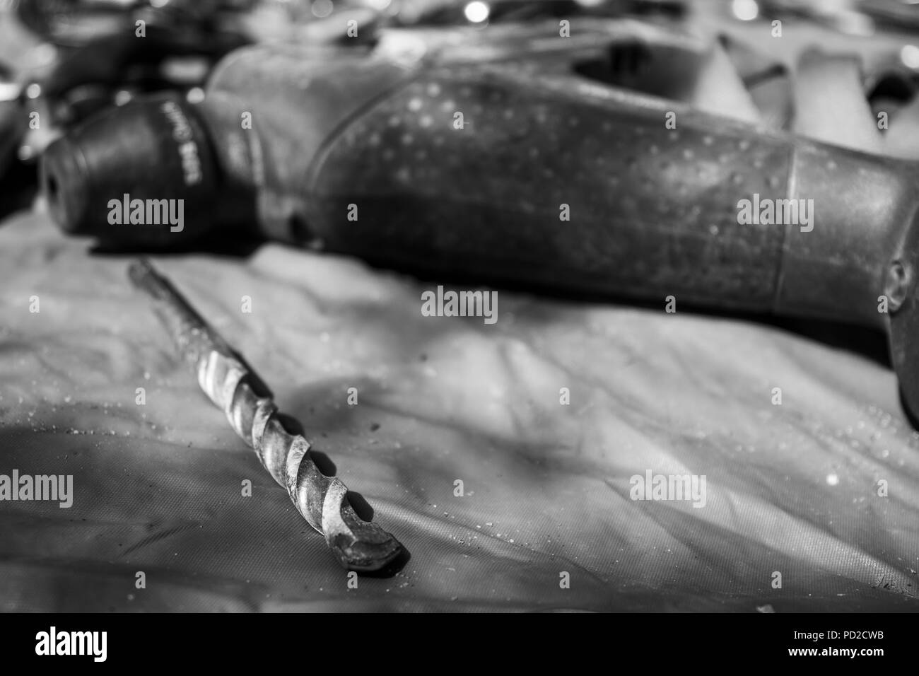 Arrampicata su roccia marcia per arrampicata tradizionali al fine di avere una protezione automatica durante la salita sulla parete. Nell'immagine un trapano per introdurre i bulloni Foto Stock