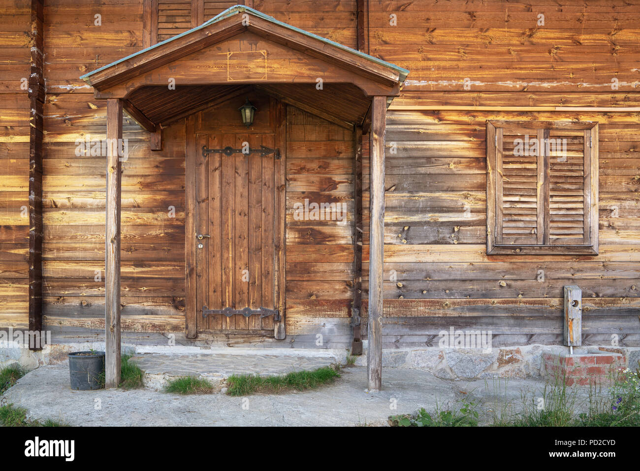 In legno porta bloccata e bungalow in legno ingresso di casa Foto Stock