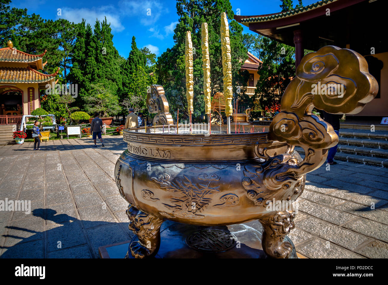 Pentola di metallo al tempio buddista di Dalat Foto Stock