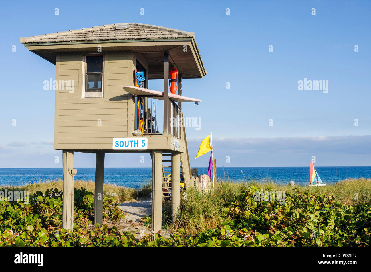 Florida Delray Beach,Oceano Atlantico,acqua,Ocean Boulevard,spiaggia pubblica,bagnino,stand,stazione,surf,sicurezza,marea bandiere,barca a vela,duna,salvataggio acqua, Foto Stock