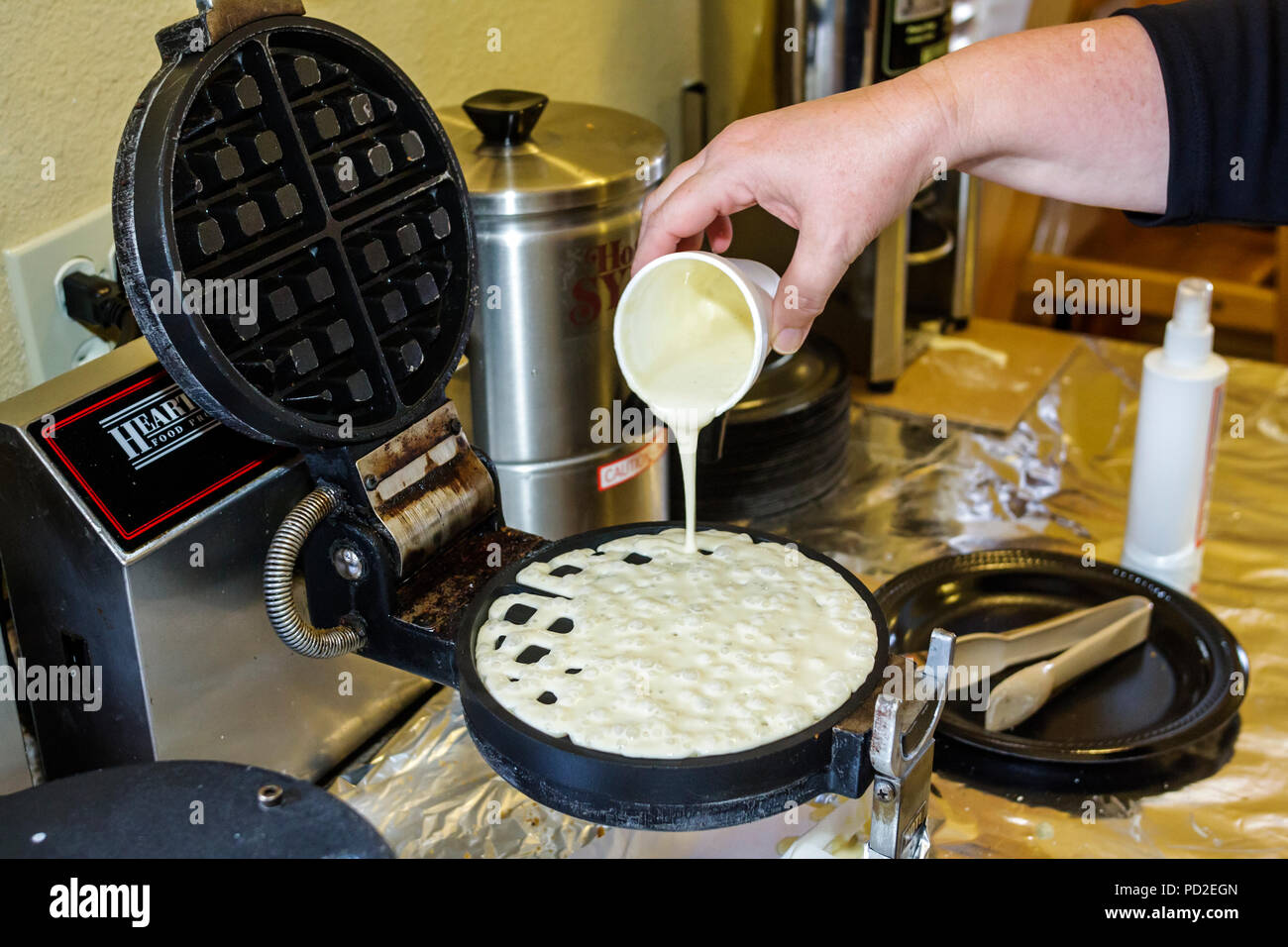 Boca Raton Florida, Palm Beach County, Marriott Residence Inn, motel, alloggio, sala colazione, cibo, waffle, pastella, versare, mano della donna, mani, self service, FL081 Foto Stock