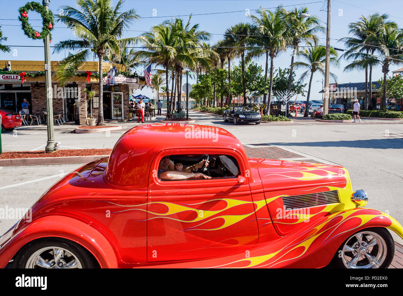 Florida Lauderdale by the Sea,comunità balneare,palme,auto,su misura,lavoro di verniciatura,rosso,giallo,fiamme,incrociatore,alte prestazioni,asta calda,FL081221127 Foto Stock