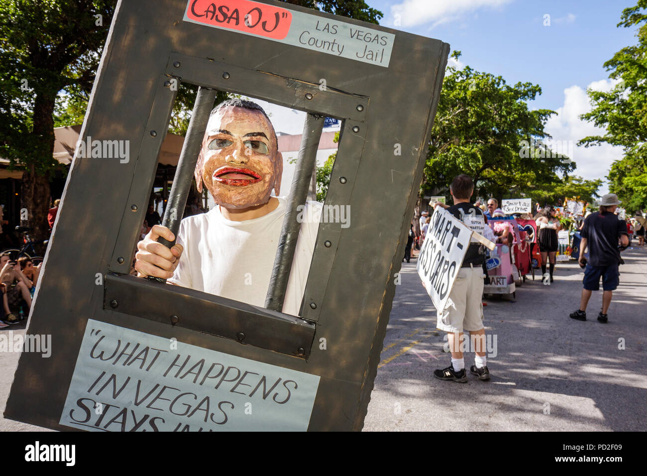 Miami Florida,Miami Dade County,Coconut Grove,King Mango Strut,annuale,evento della comunità,sfilata,satira,parodia,uomo uomini maschio adulti,partecipante,divertente Foto Stock