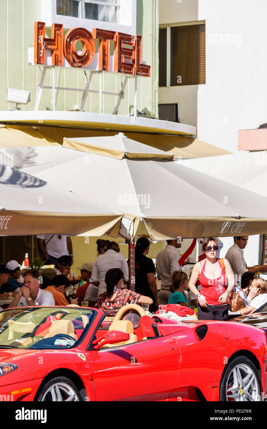 Miami Beach Florida,Ocean Drive,Boulevard,hotel hotel hotel alloggio motel,lusso,auto sportive,convertibile,Ferrari,rosso,parcheggiato,strada,marciapiede Foto Stock