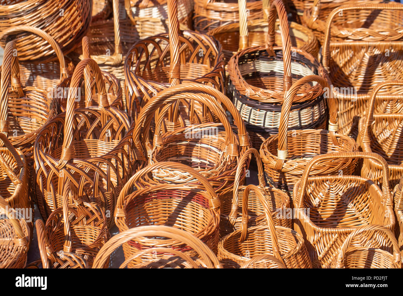 Fatte a mano cestini di vimini e sfondo Foto Stock