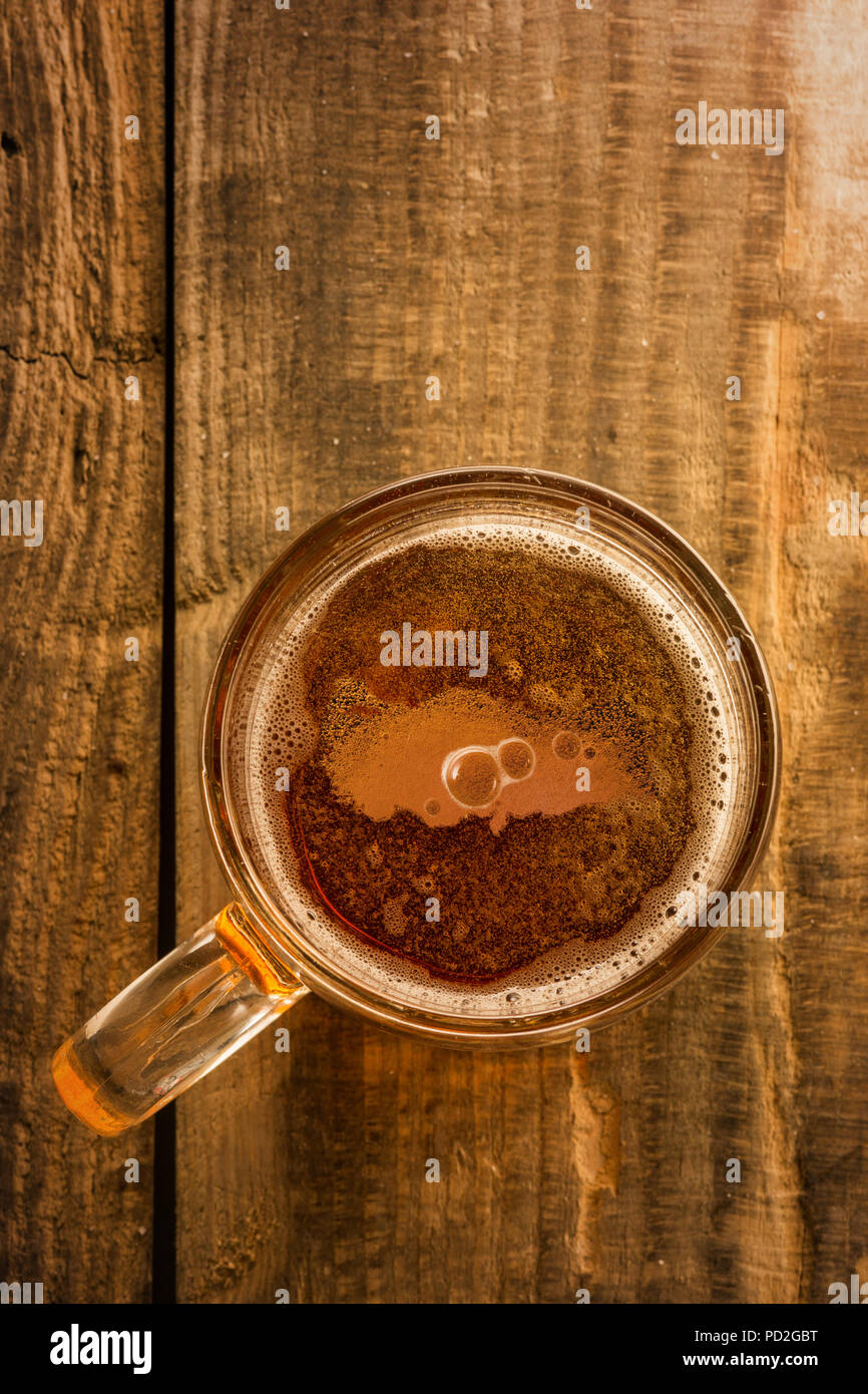 Mappa turco e concetto di birra, Turchia silhouette di schiuma nel bicchiere di birra sul tavolo di legno. Vista dall'alto sulla tazza di birra con bolle di schiuma. L'amore nazionale del concetto di birra Foto Stock