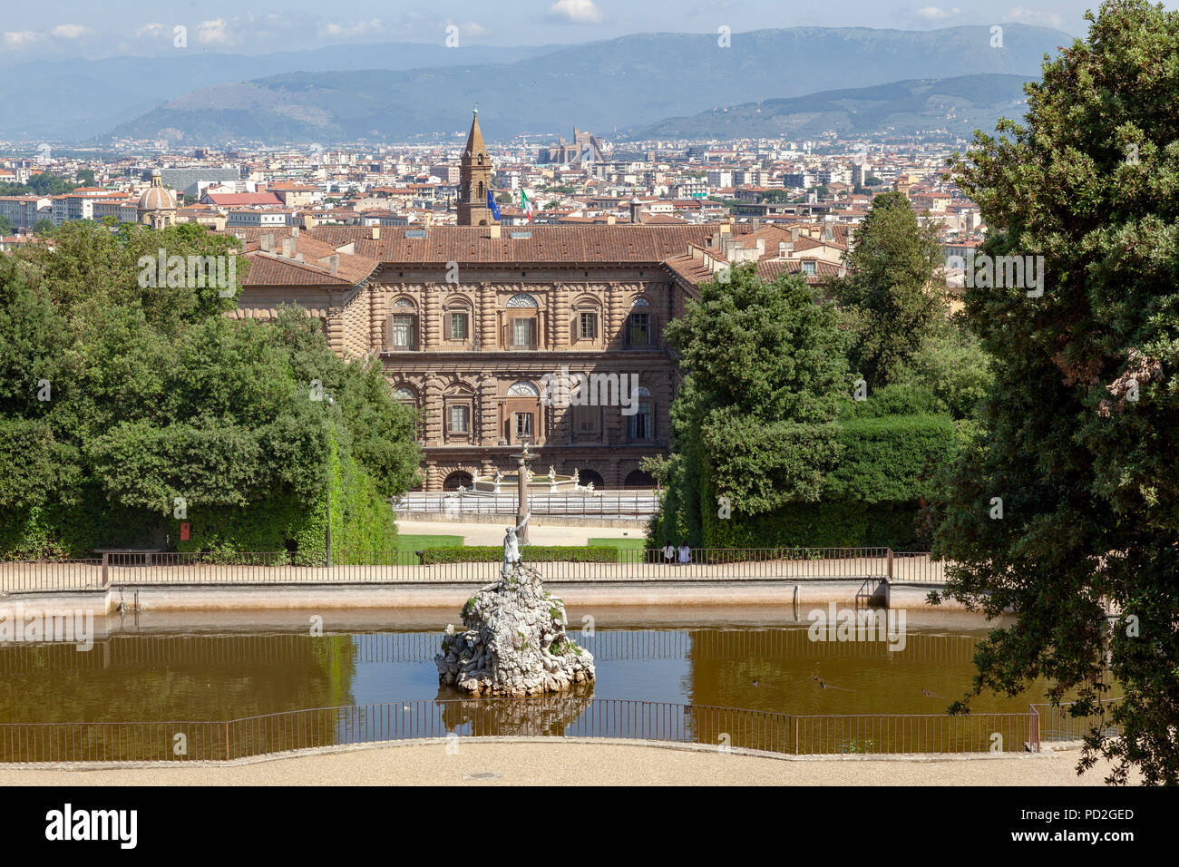 Una fotografia scattata dalla facciata posteriore del Palazzo Pitti al di sopra di un livello di assorbimento del "fontana di Nettuno" piattaforma. Foto Stock