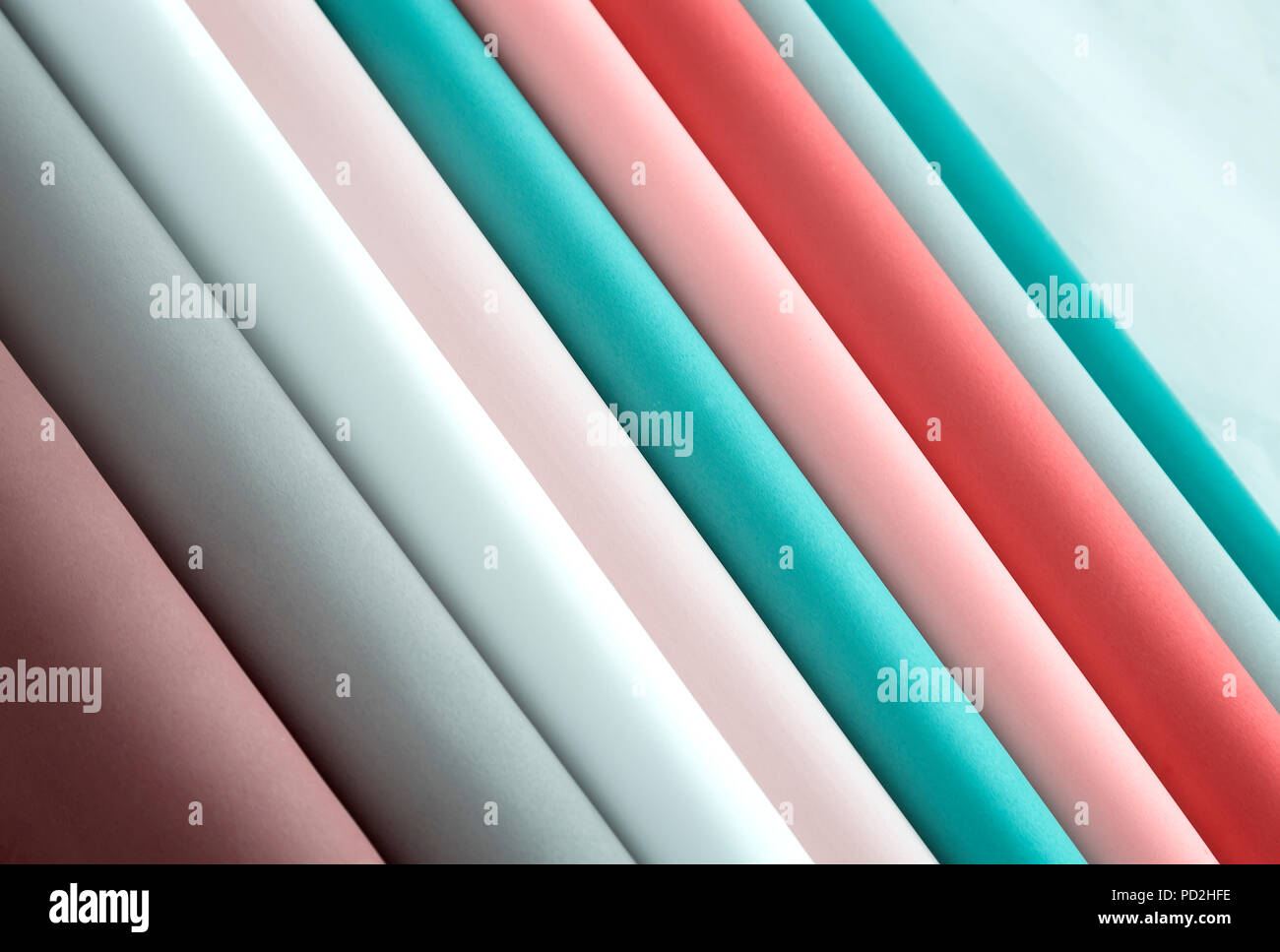 Laminati in un rotolo di carta colorata di foglie per il confezionamento e la produzione di vari elementi: gioielli, fiori, giocattoli. Foto Stock