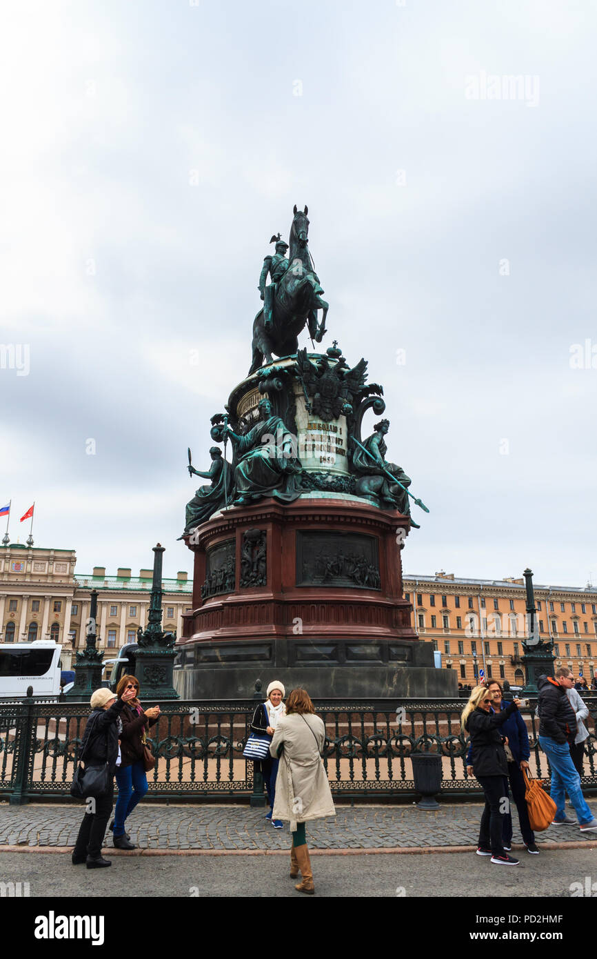 Saint Petersburg, Russia - 3 Maggio 2018: i turisti di visitare il monumento a Nicola I sulla piazza di Sant'Isacco a San Pietroburgo, Russia. Foto Stock
