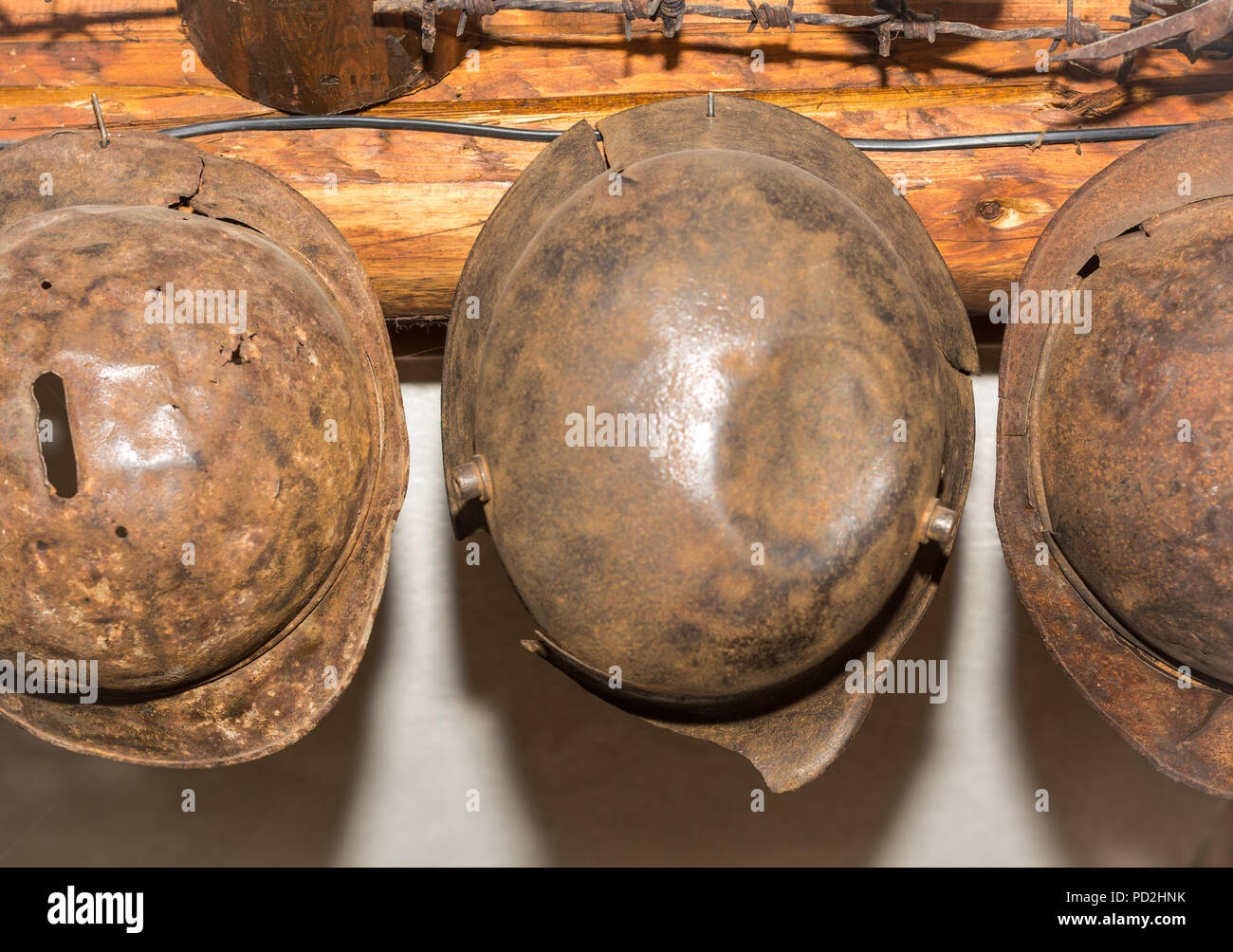 Ziano di Fiemme, Monte Cauriol, Italia - 23 settembre 2017: Piccolo Museo della Prima Guerra Mondiale. Oggetti di uso quotidiano dei soldati: acciaio caschi utilizzati Foto Stock