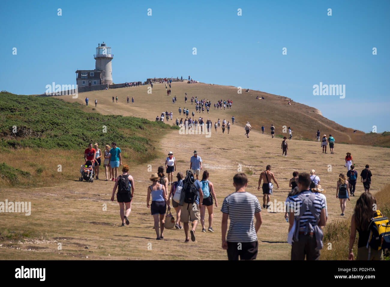 Le persone che si godono il sole e caldo clima estivo a Beachy Head in East Sussex, Regno Unito Foto Stock