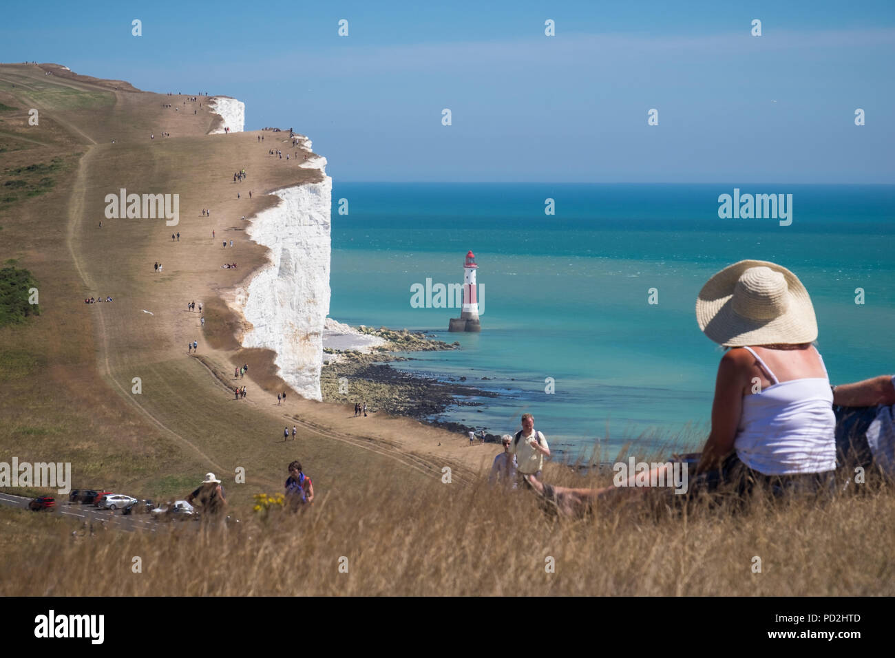 Le persone che si godono il sole e caldo clima estivo a Beachy Head in East Sussex, Regno Unito Foto Stock