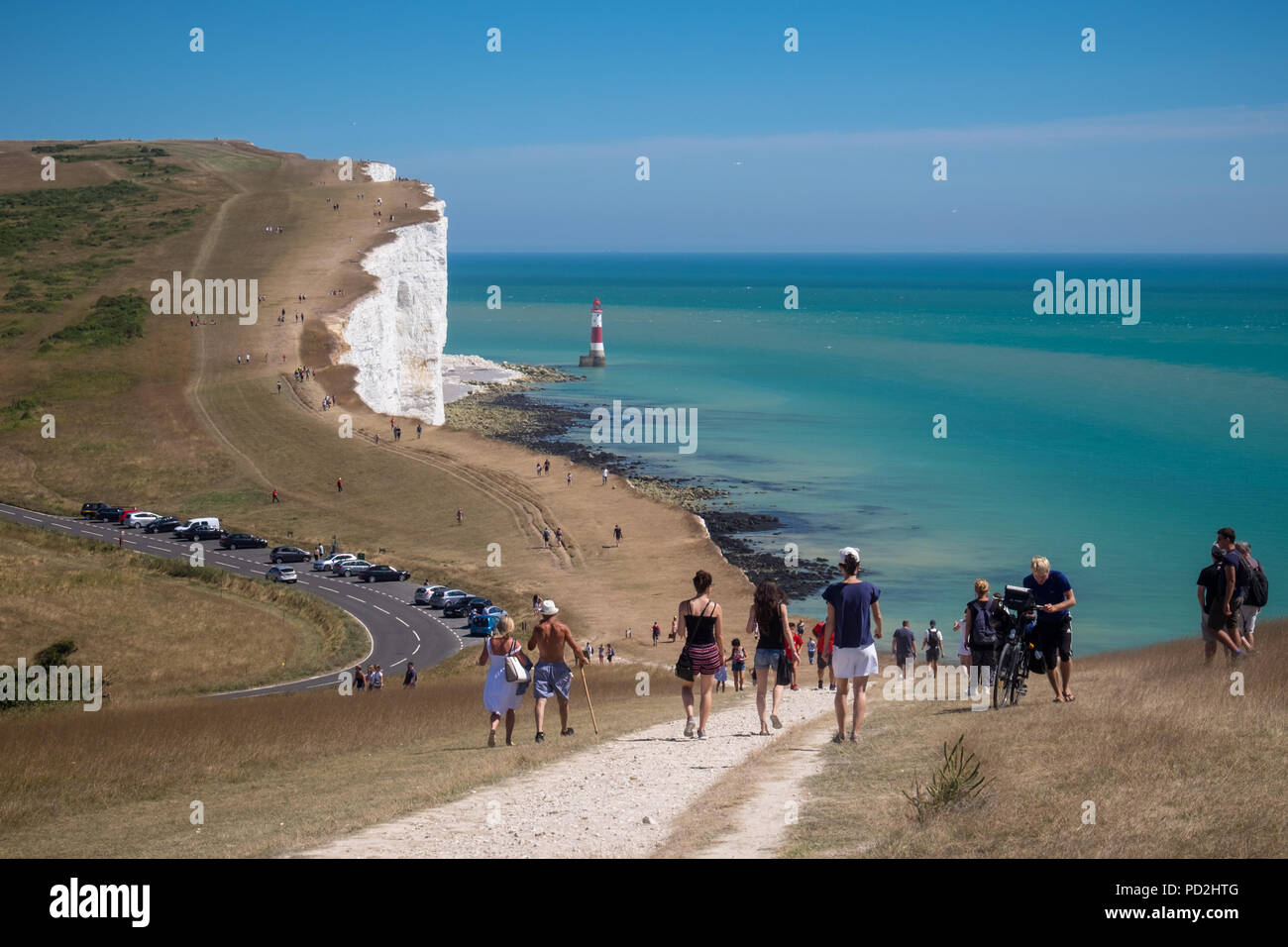 Le persone che si godono il sole e caldo clima estivo a Beachy Head in East Sussex, Regno Unito Foto Stock