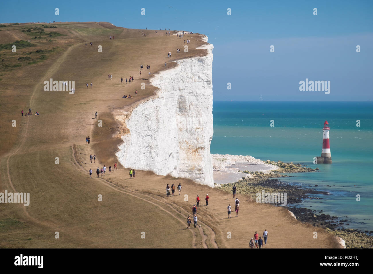 Le persone che si godono il sole e caldo clima estivo a Beachy Head in East Sussex, Regno Unito Foto Stock