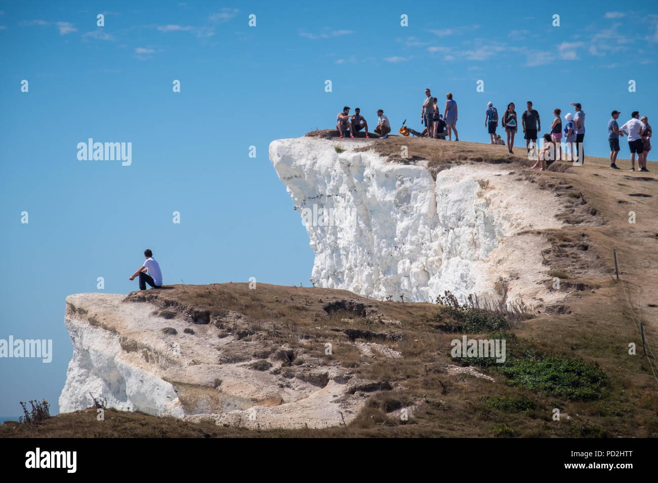 Le persone che si godono il sole e caldo clima estivo a Beachy Head in East Sussex, Regno Unito Foto Stock