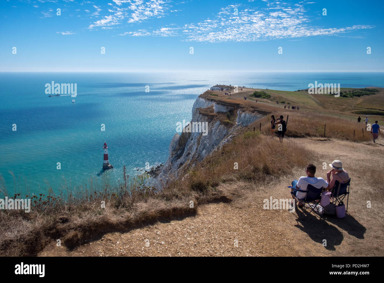 Le persone che si godono il sole e caldo clima estivo a Beachy Head in East Sussex, Regno Unito Foto Stock