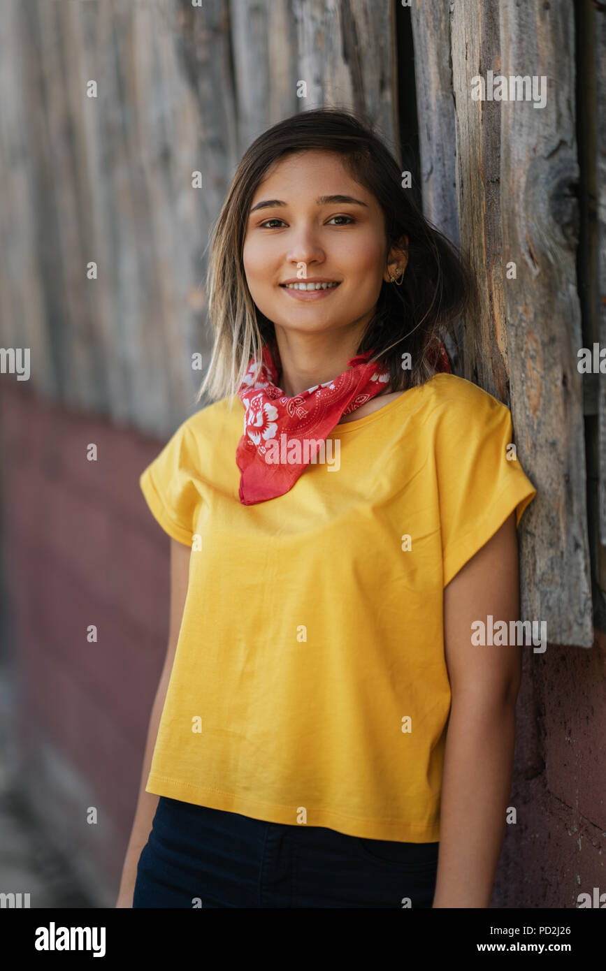 Bella ragazza sorridente godendo calda estate meteo. Foto Stock