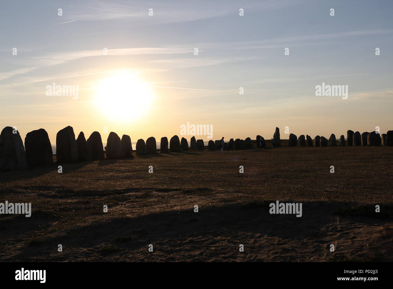 2 agosto 2018 Kaseberga , Svezia Ales Stenar (Ale di pietre) chiamato anche lo svedese Stonehenge complesso alla collina sulla costa del Mar Baltico. Ales Stenat Foto Stock