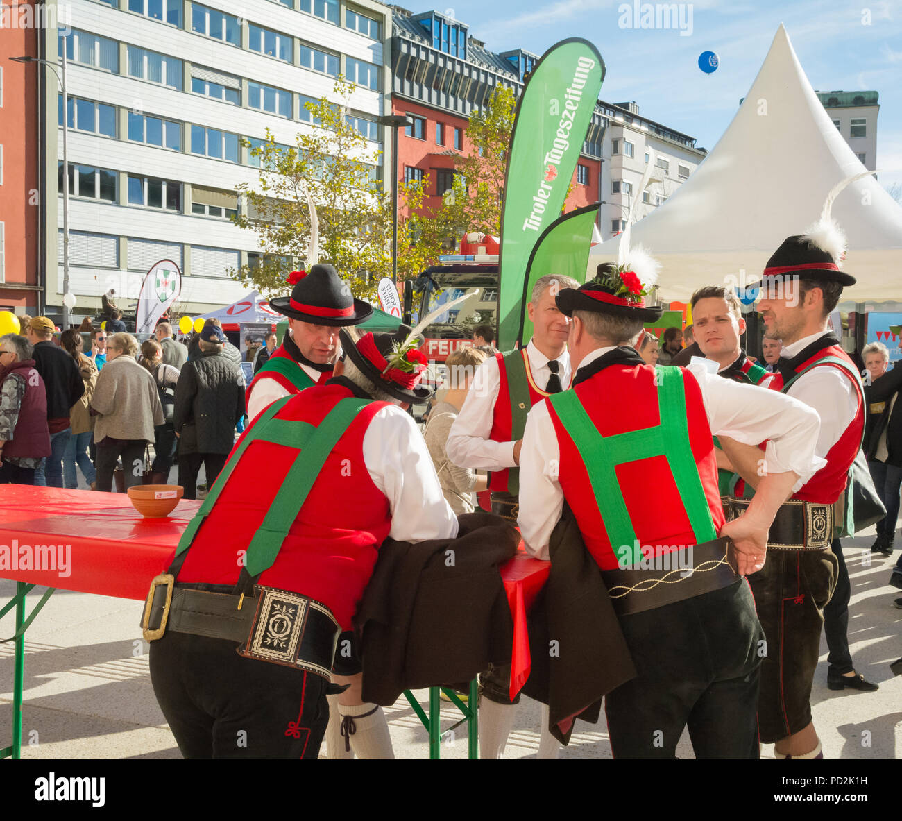 Tiroler Schützen (casa tirolese le guardie) in uniforme insieme durante una festa in Austria) - Innsbruck, Austria - Europa Foto Stock