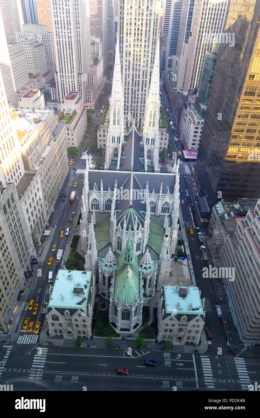 Vista della cattedrale di St Patrick la principale cattedrale cattolica romana in New York dal trentanovesimo piano del Lotte New York Palace Hotel Foto Stock