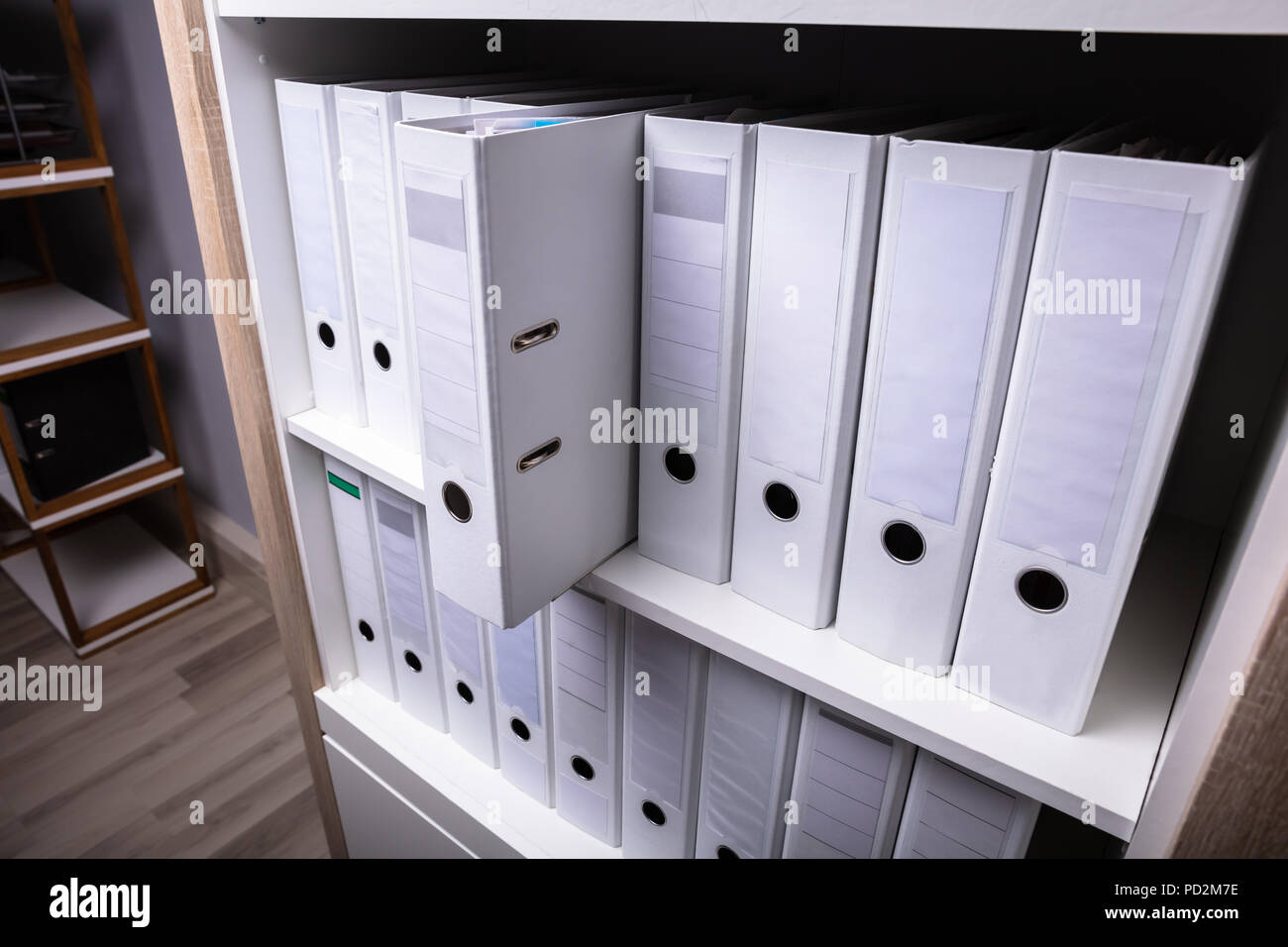 Singola cartella In uscita tra gli altri dal ripiano Foto Stock