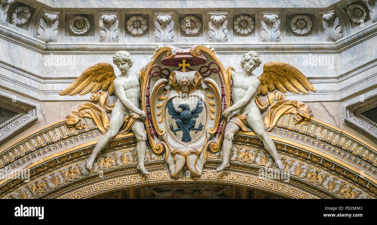 Angeli di supporto di un vescovo stemma, nella Basilica di Santa Maria del Popolo a Roma, Italia. Foto Stock