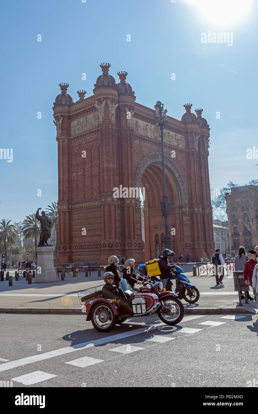 Famoso arco di Barcellona in Spagna. Vecchio motociclo con sidecar. 15. 02. 2018 Spagna Foto Stock