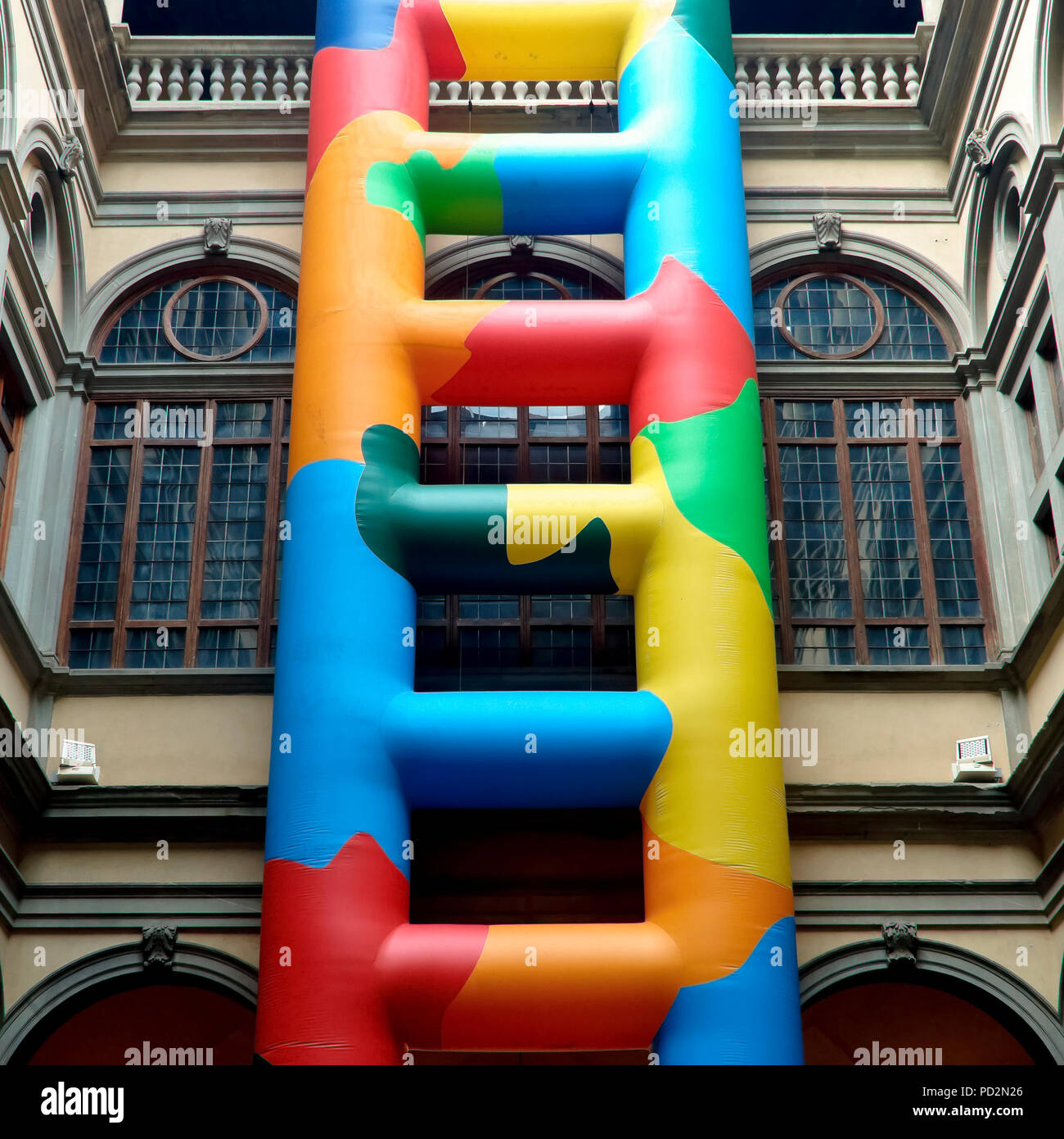 Installazione di una scala gonfiabile colorata nel cortile interno del Palazzo Strozzi, edificio in stile rinascimentale. Firenze, Italia, Europa. Foto Stock