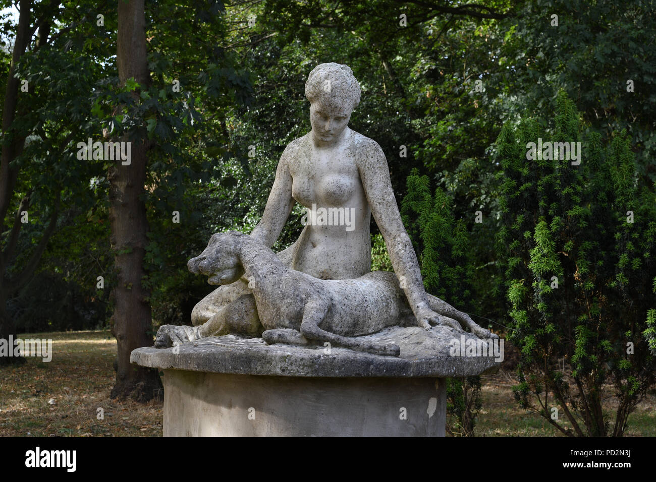 4 agosto 2018, Cannizzaro Park, Wimbledon, Regno Unito. Statua di Diana e fulvo, creato nel 1841 e originariamente da una villa siciliana. Foto Stock
