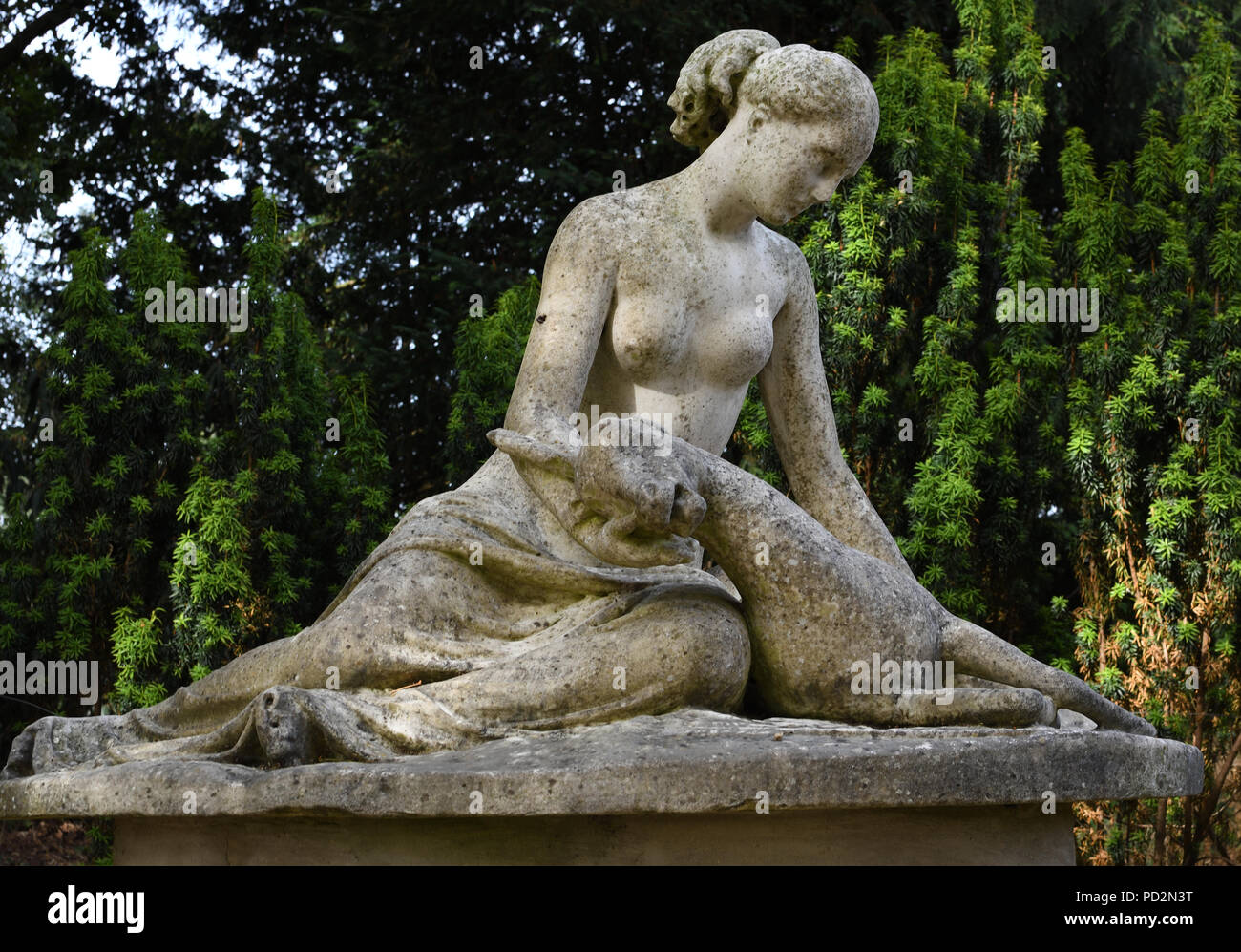 4 agosto 2018, Cannizzaro Park, Wimbledon, Regno Unito. Statua di Diana e fulvo, creato nel 1841 e originariamente da una villa siciliana. Foto Stock