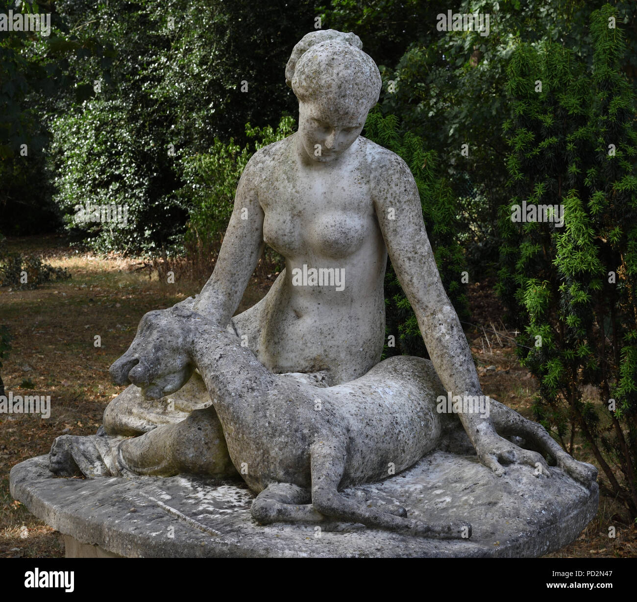 4 agosto 2018, Cannizzaro Park, Wimbledon, Regno Unito. Statua di Diana e fulvo, creato nel 1841 e originariamente da una villa siciliana. Foto Stock