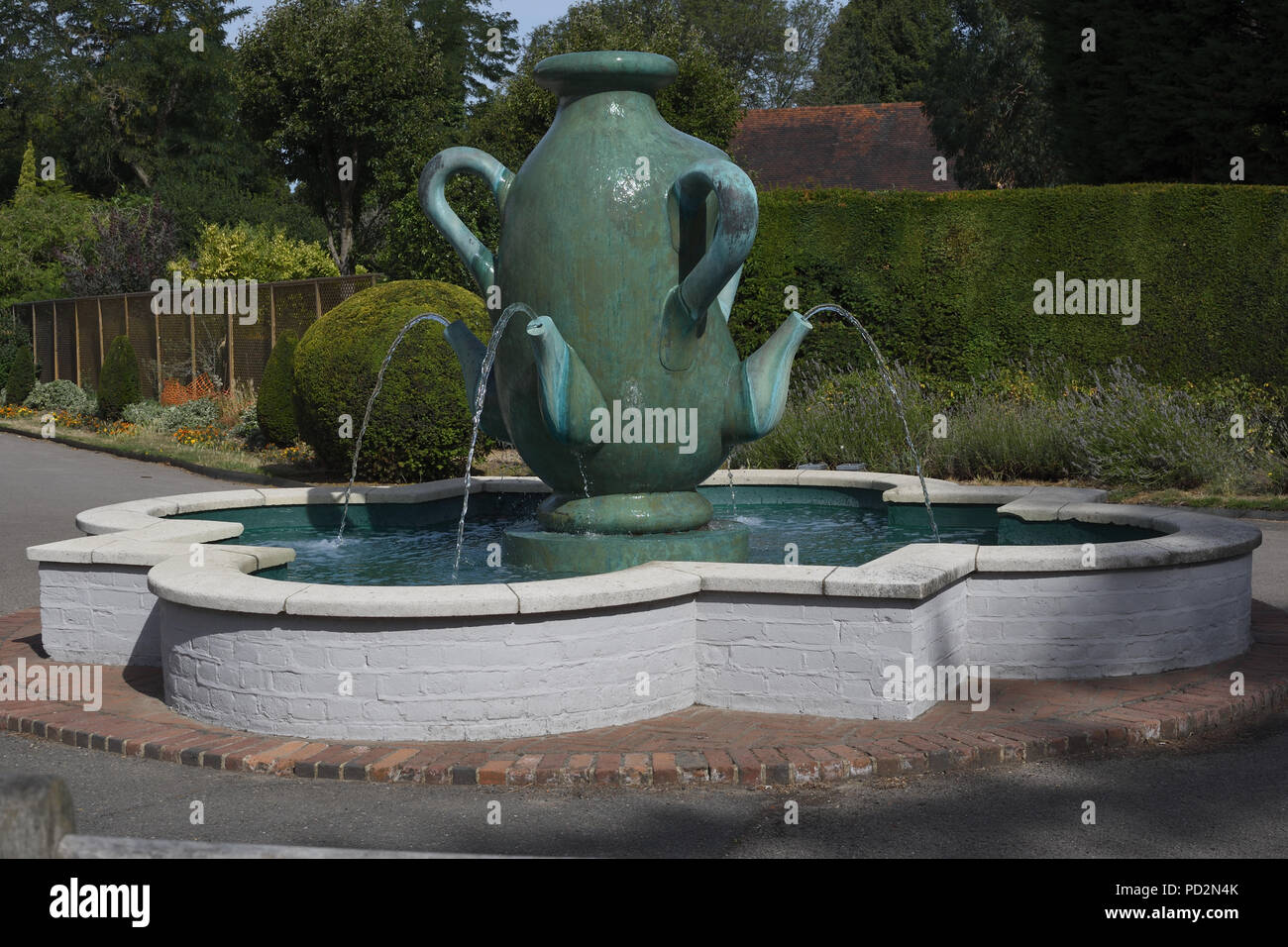 Il torneo di Wimbledon, Wimbledon Common Londra UK 4° agosto 2018. La fontana del millennio da Richard Roma affettuosamente noto come 'La teiera in Cannizaro Park Foto Stock