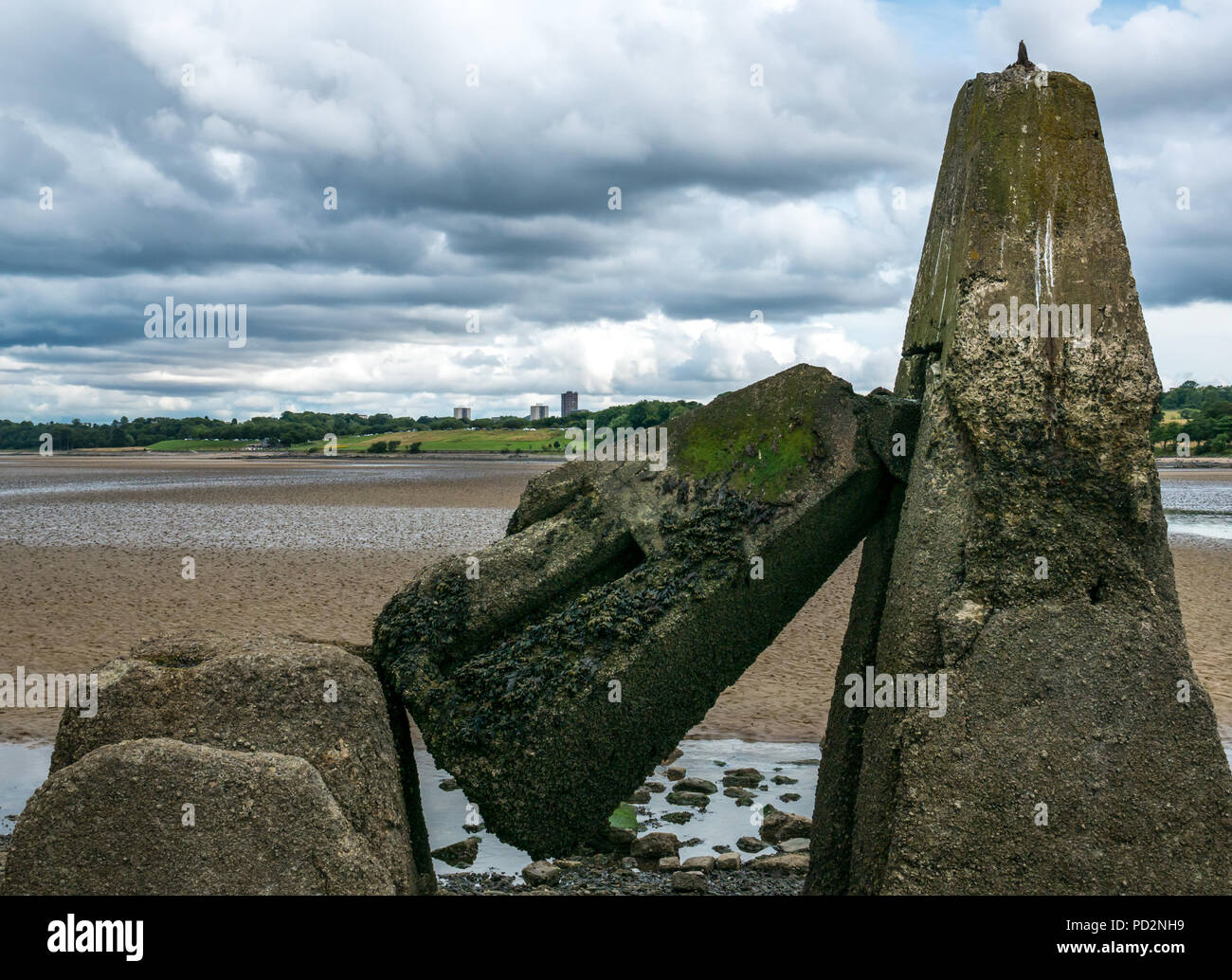 Resti di guerra mondiale II Calcestruzzo anti barriera di spedizione pilastri del Firth of Forth a bassa marea, Cramond, Edimburgo, Scozia, Regno Unito Foto Stock