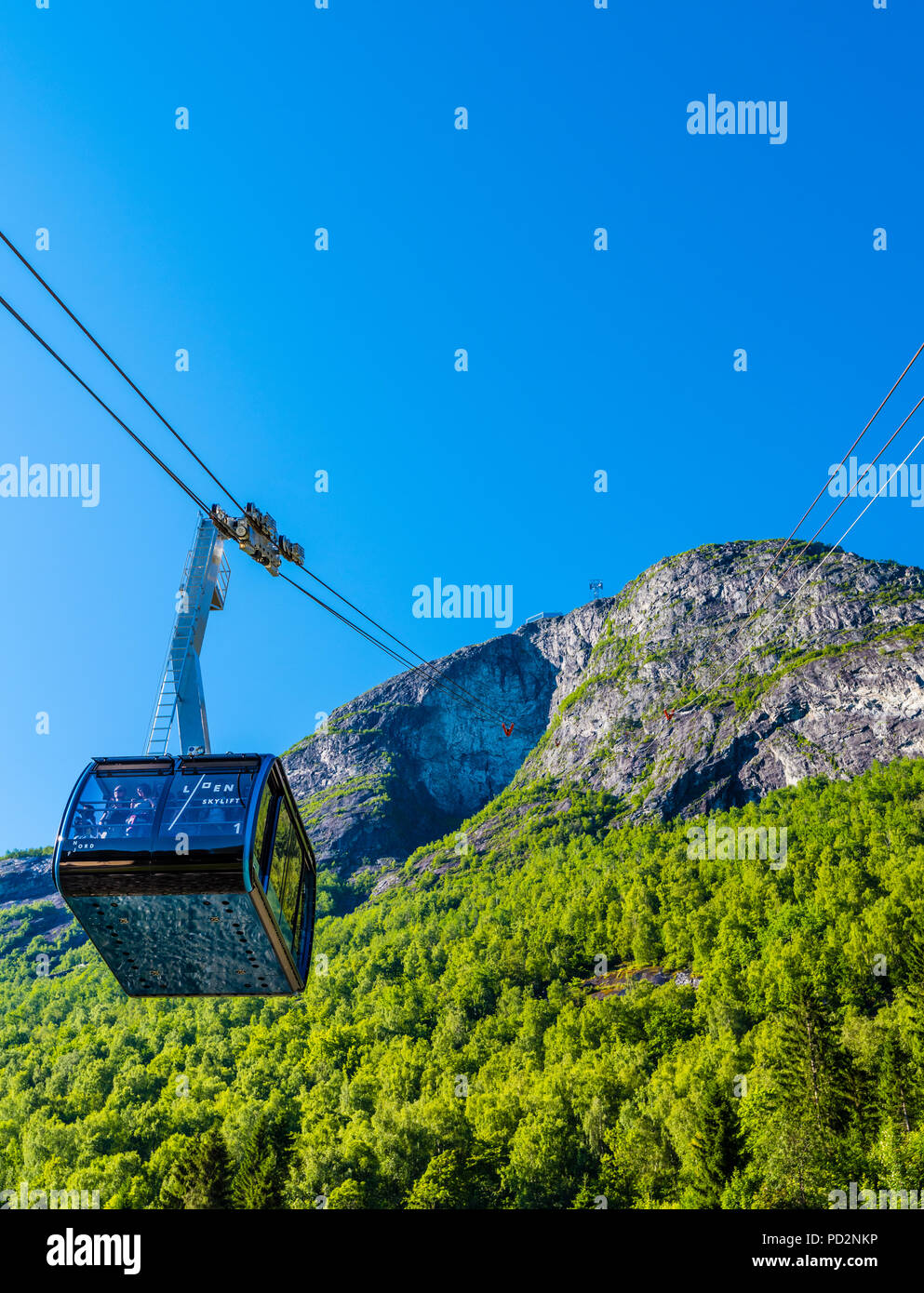 Sulla sommità og Mt Hoven in Loen, Norvegia occidentale con una magnifica vista dei fiordi norvegesi e le montagne. Facile accesso con la funivia. Foto Stock