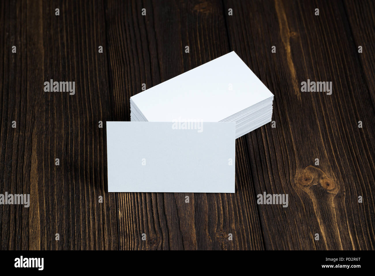 Blank business cards su legno tavolo di lavoro con copia spazio per aggiungere testo ID. e un logo azienda concept idea. Foto Stock