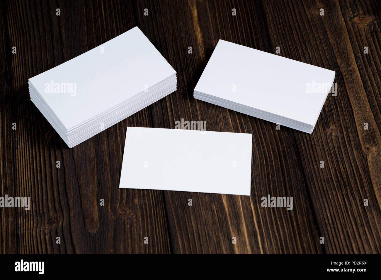 Blank business cards su legno tavolo di lavoro con copia spazio per aggiungere testo ID. e un logo azienda concept idea. Foto Stock
