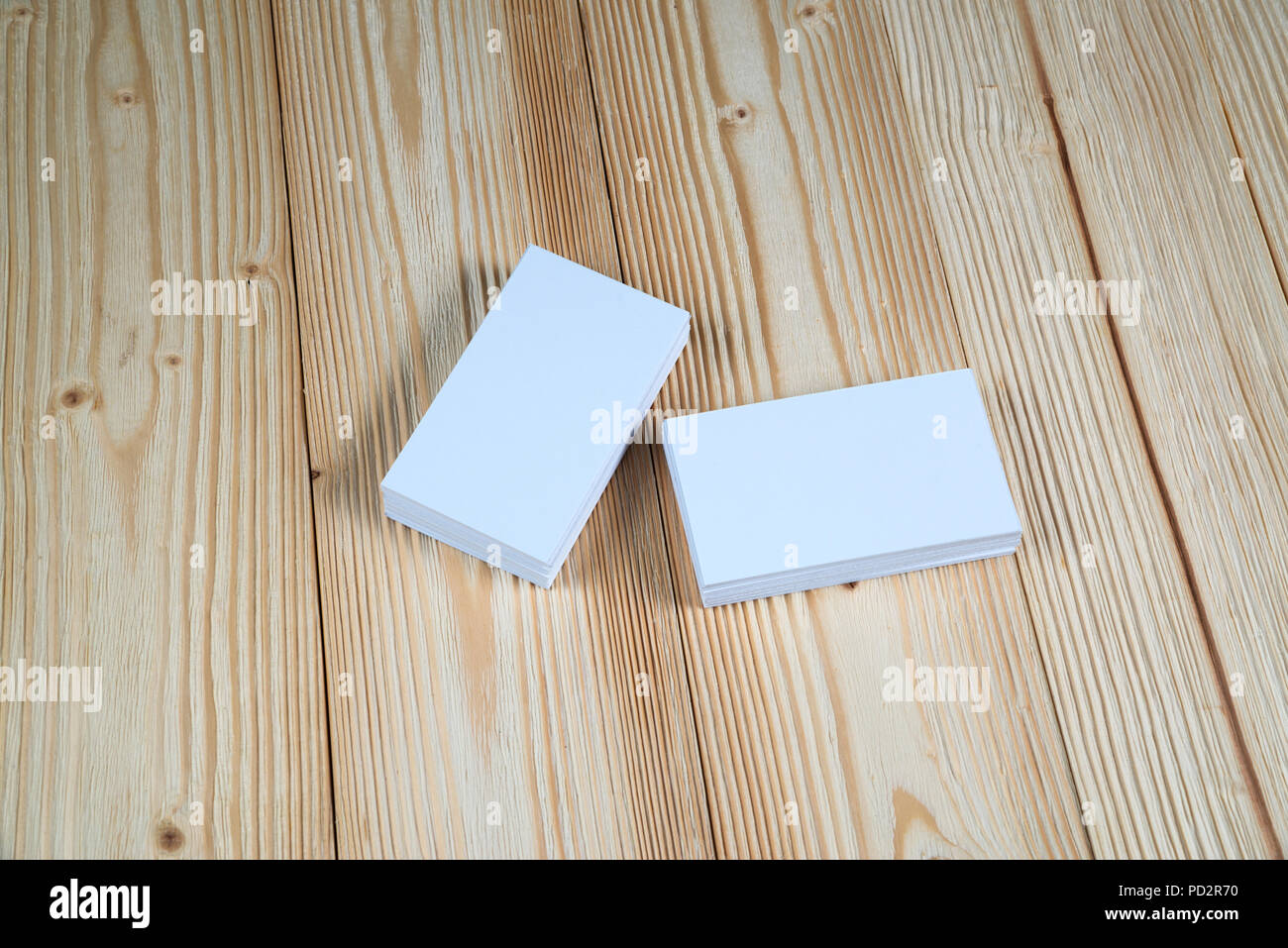Blank business cards su legno tavolo di lavoro con copia spazio per aggiungere testo ID. e un logo azienda concept idea. Foto Stock