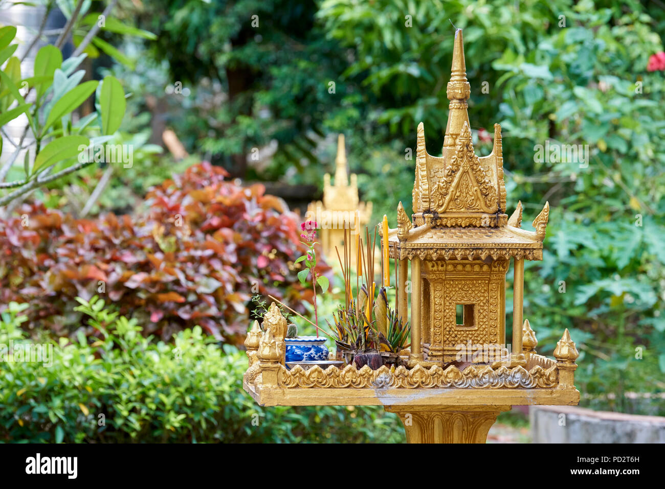 Golden cambogiano spirito buddista House. Il apparentemente ramdonly inclinato santuari in miniatura sono posti di fronte alla proprietà che la tradizione dice che sarà p Foto Stock