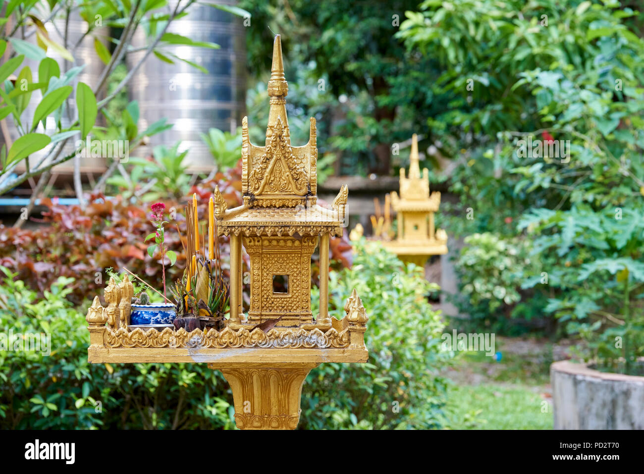 Golden cambogiano spirito buddista House. Il apparentemente ramdonly inclinato santuari in miniatura sono posti di fronte alla proprietà che la tradizione dice che sarà p Foto Stock