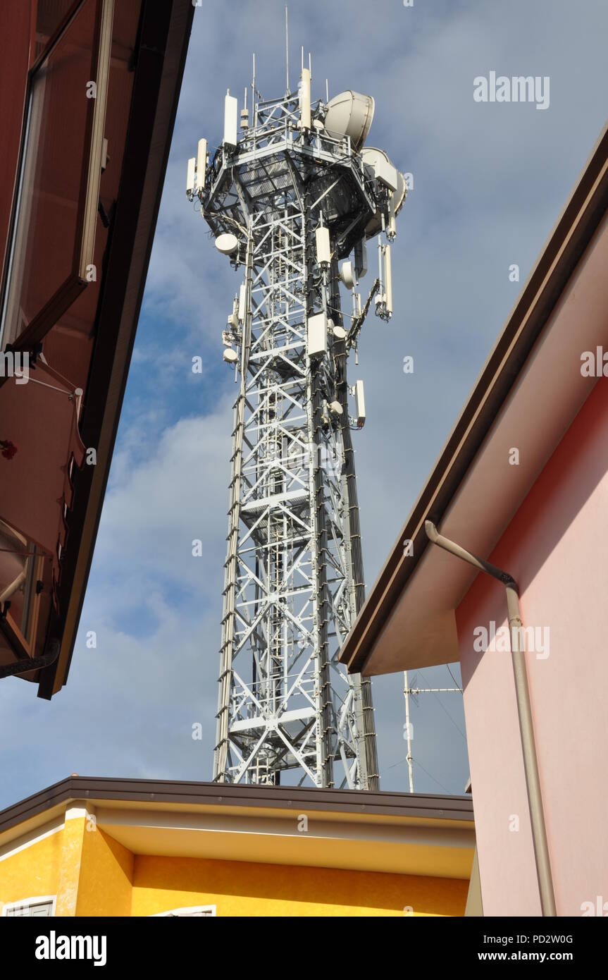 Torre di telecomunicazioni in uno spazio urbano, la tecnologia di comunicazione Foto Stock