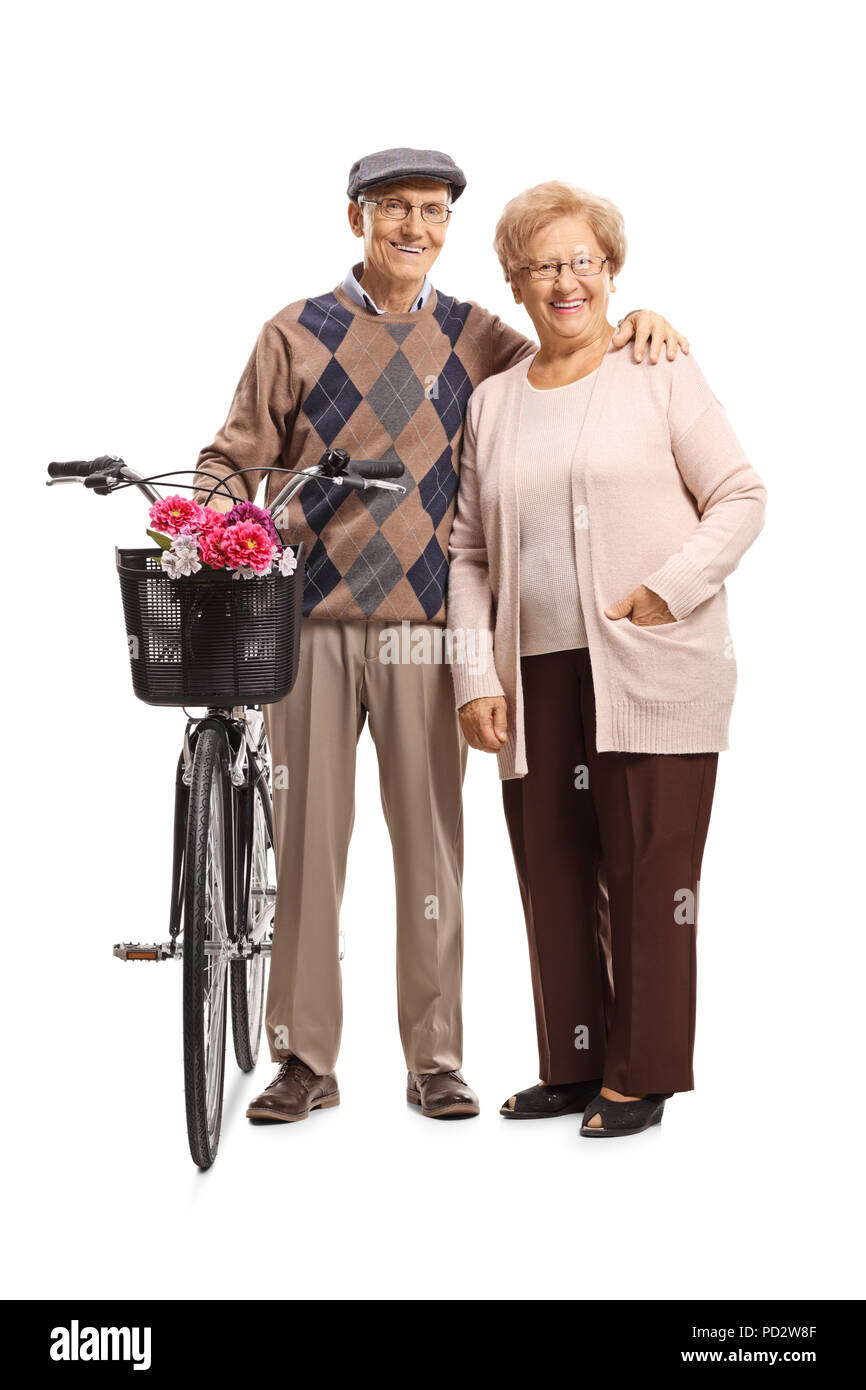 A piena lunghezza verticale di una coppia di anziani con una bicicletta isolati su sfondo bianco Foto Stock