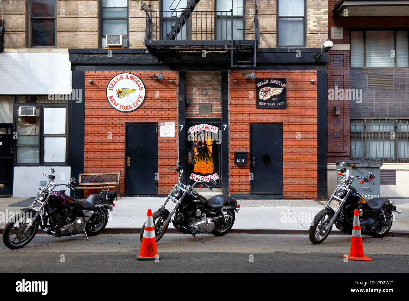 [Storefront storico] Hell's Angels New York City, 77 e 3rd St, New York, New York. Negozio esterno di un club motociclistico fuorilegge nell'East Village Foto Stock