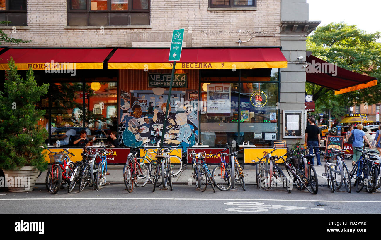 Veselka, 144 2nd Ave, New York, NY. Di fronte ad un ristorante ucraino, e caffè sul marciapiede nel quartiere East Village di Manhattan. Foto Stock