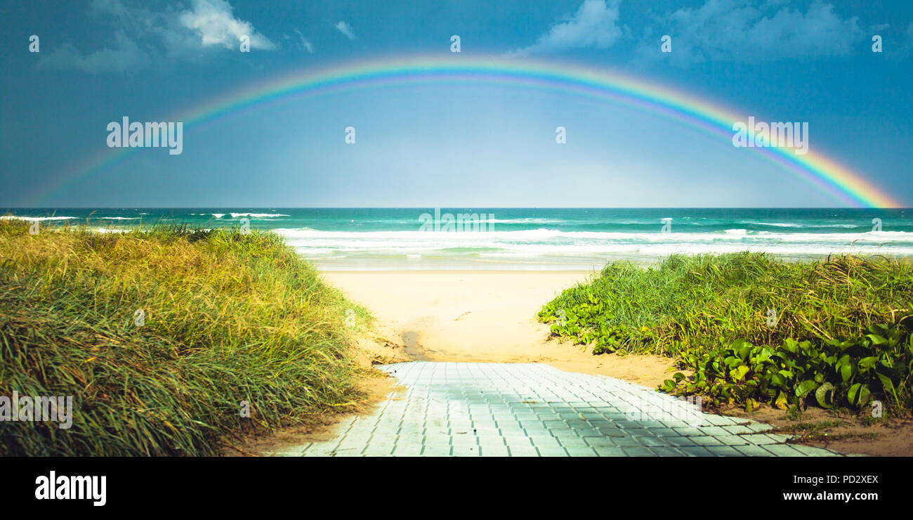 Rainbow sulla spiaggia a Lennox Head, Australia Foto Stock