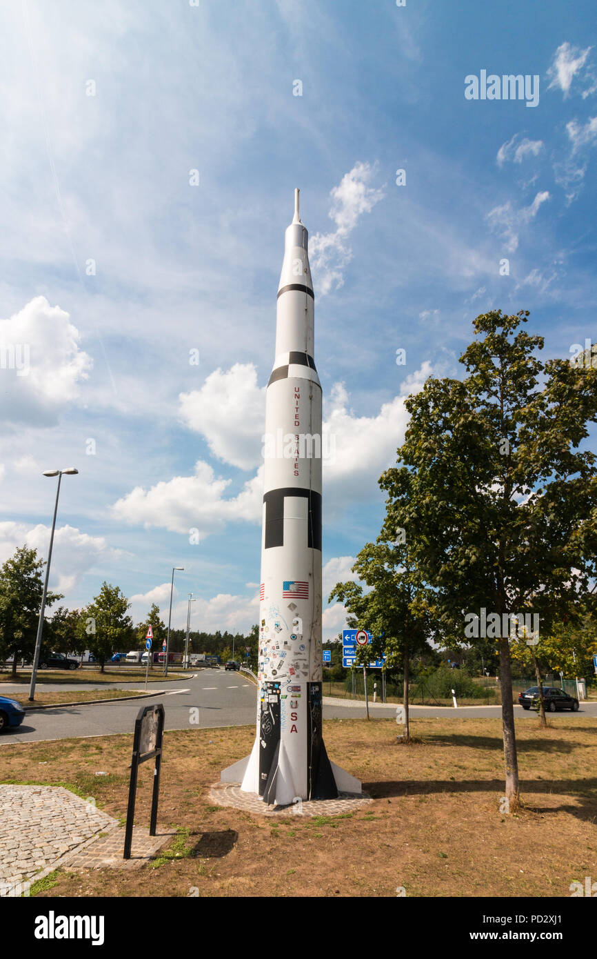 Feucht, Germania - 5 Agosto 2018: replica di un Saturn V razzo su un parcheggio vicino Feucht, Germania. Foto Stock