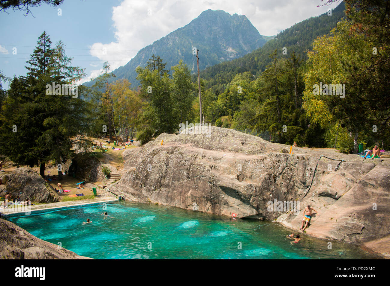Vista dal top rock di Alpi e di una piscina termale in Svizzera, Les Marecottes Foto Stock