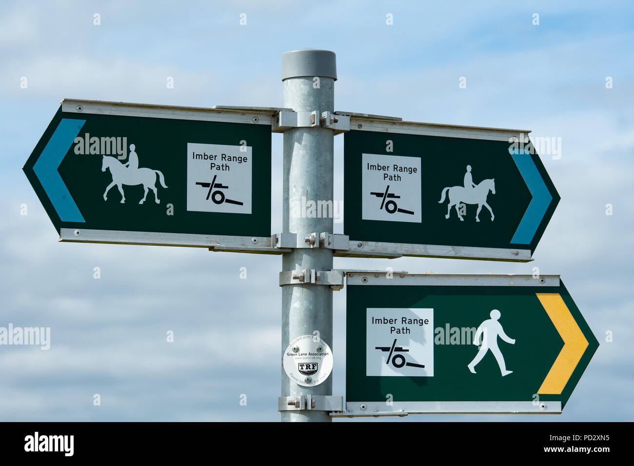 Bridlepath e Sentiero cartello indicatore sulla Piana di Salisbury, Wiltshire, Regno Unito. Foto Stock