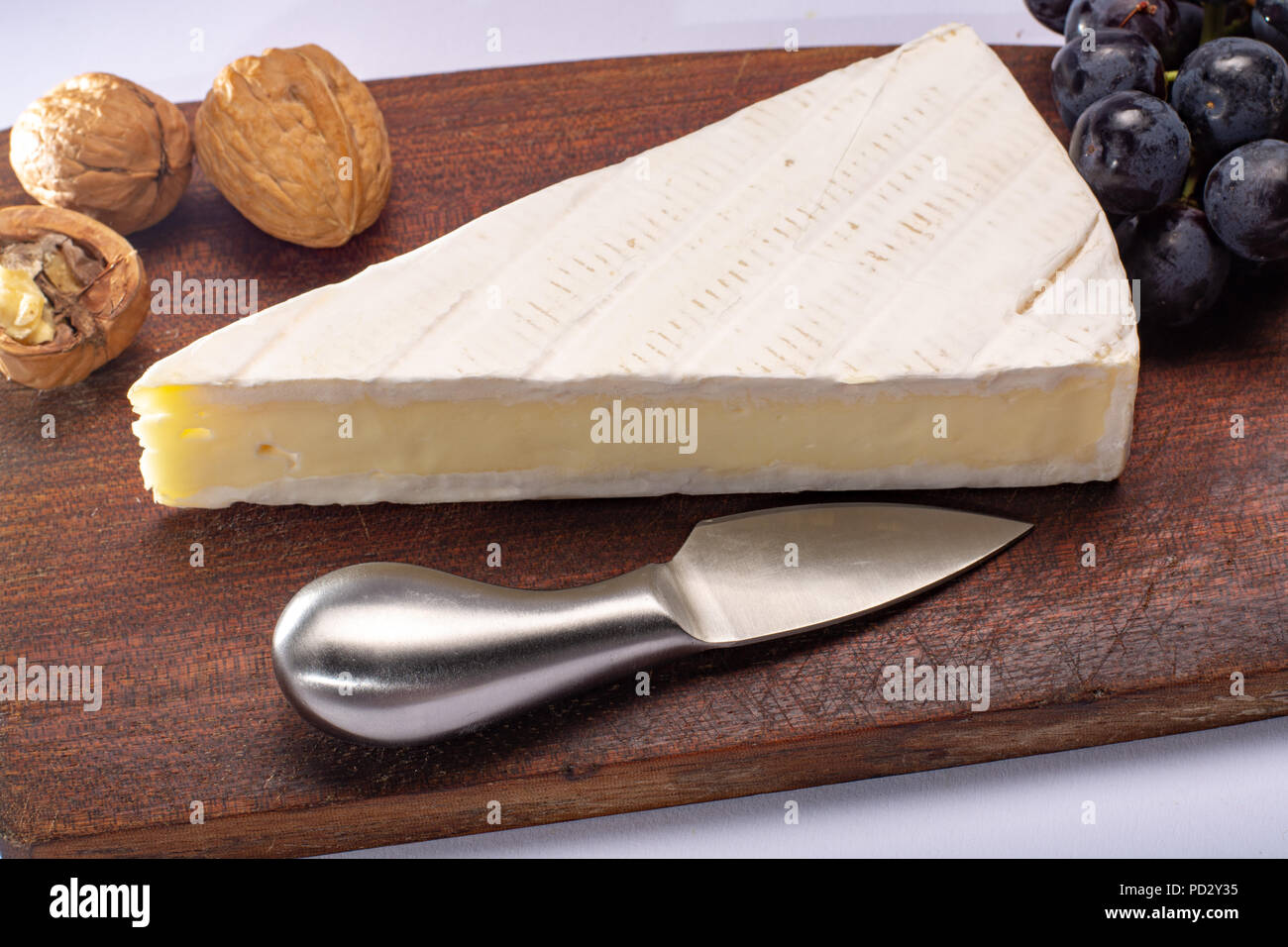 Pezzo di francese di soft-stagionati di stampo bianco latte di vacca Formaggio Brie prodotta in Seine-et-Marne regione, Francia Foto Stock