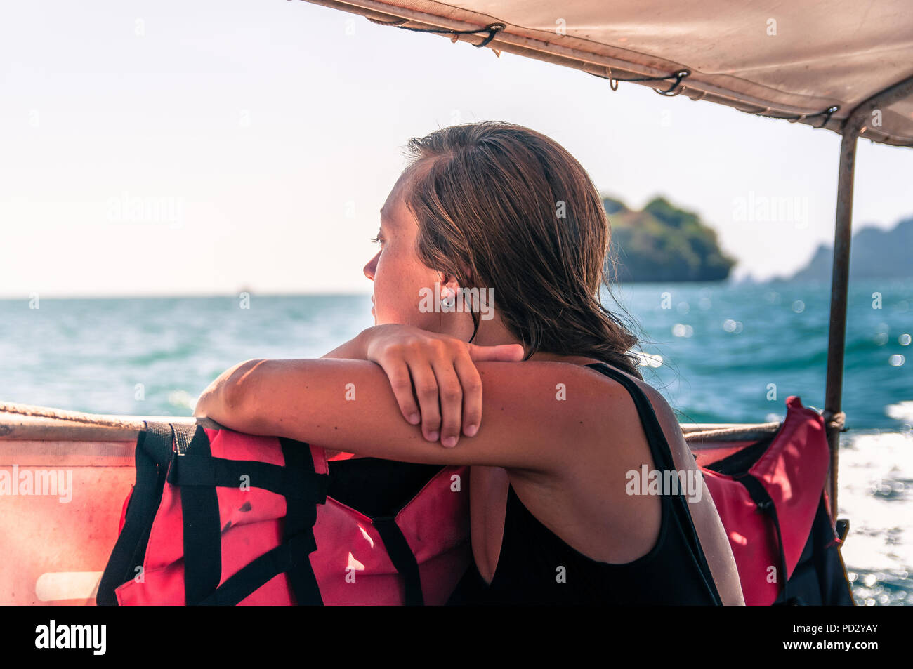 Donna godendo di barca, Tonsai, Krabi, Thailandia Foto Stock