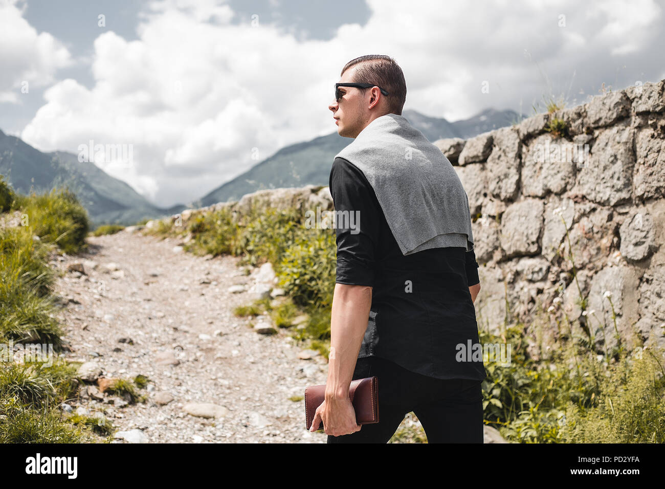 Imprenditore azienda personal organiser a camminare su sentiero di montagna, Francenigo, Veneto, Italia Foto Stock